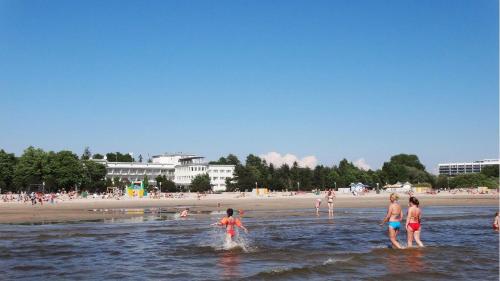 En strand vid eller i närheten av gästgiveriet