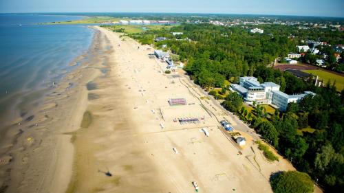 an overhead view of a beach with people on it at Couple getaway to a freshly renovated apartment in Pärnu