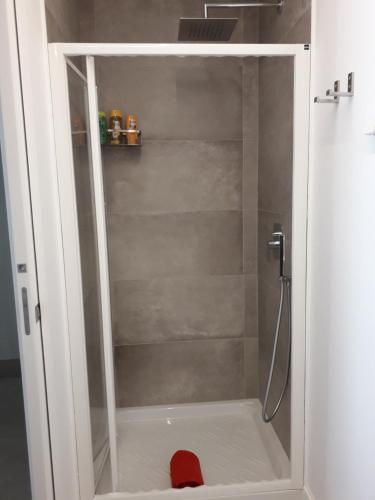 eine Dusche mit Glastür im Bad in der Unterkunft Casa Madonia in Terrasini