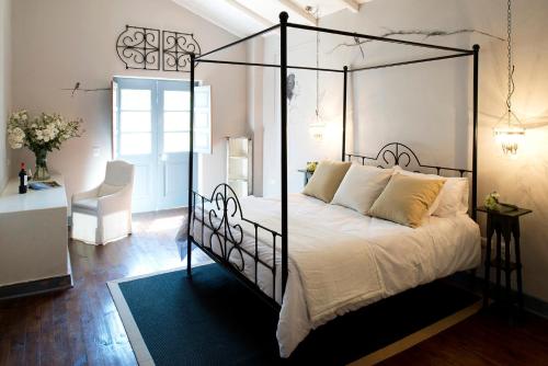 a bedroom with a black canopy bed with white pillows at NOI Blend Colchagua in Santa Cruz