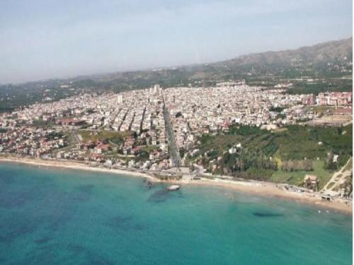 an aerial view of a beach with a city at LA CARRETTERIA, ospitalità siciliana in Avola