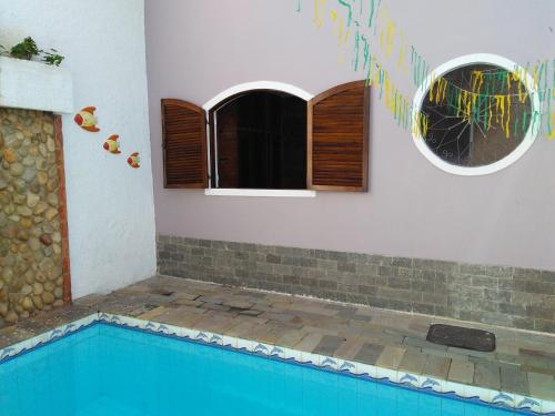 Casa con piscina y 2 ventanas en Suítes Nosso Lar, en Río de Janeiro