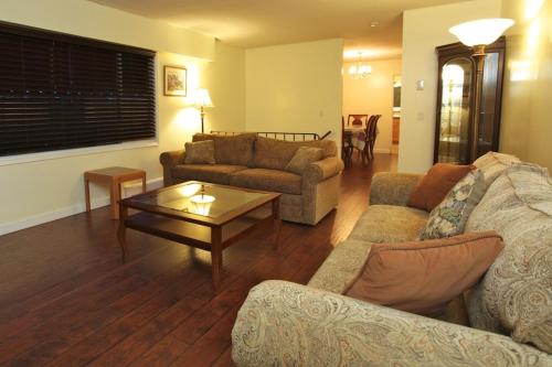 Sala de estar con 2 sofás y mesa de centro en Cherry Tree Inn, en Victoria