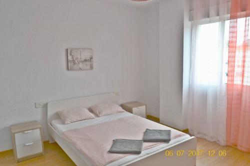 バレンシアにあるValencia_1の白いベッドルーム(ベッド1台、窓付)