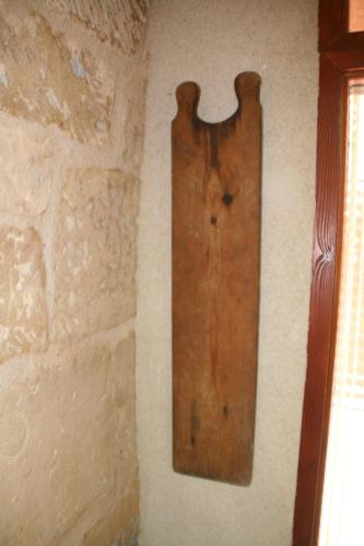 a wooden clock on the wall of a room at Casa Ramon y Cajal Alcañiz in Alcañiz
