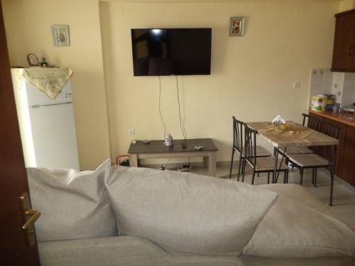 マクリ・ギアロスにあるNew Apartment Tsouris ~Makrys Gialos~のリビングルーム(ソファ、テーブル付)
