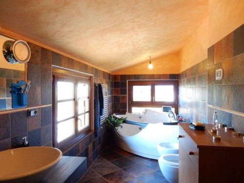 y baño con bañera, aseo y lavamanos. en Villa Angelinas, en Monte San Savino