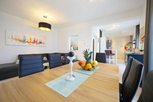 jadalnia i salon ze stołem w obiekcie Villa Perla w mieście Zadar