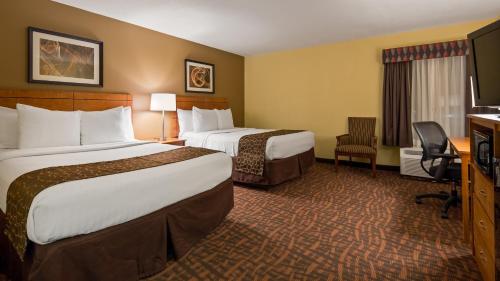 Best Western Louisville East Inn & Suites tesisinde bir odada yatak veya yataklar
