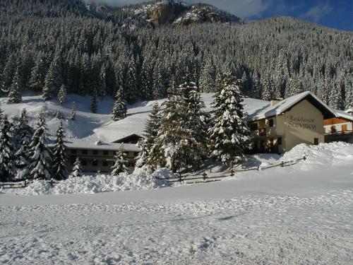 a ski lodge in the snow in front of a mountain at Scorpion in Mazzin