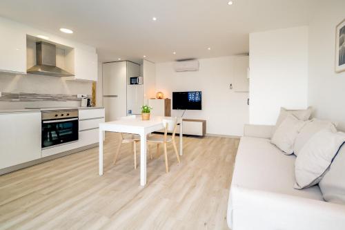 A kitchen or kitchenette at Hauzify I Apartament Rosa dels Vents