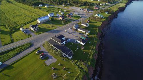 an aerial view of a farm next to a body of water at Hôtel-Motel Vagues Vertes in Perce