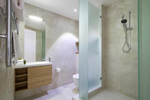 Koupelna v ubytování Fairshore 15 Noosa Main Beach Stay