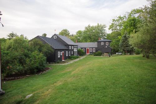 a house with a large yard in front of it at Squire Tarbox Inn in Westport