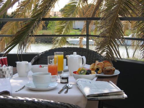 Opțiuni de mic dejun disponibile oaspeților de la Hotel Canal Aigues Mortes