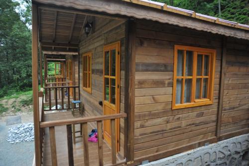 Bangunan di mana terletaknya taman percutian