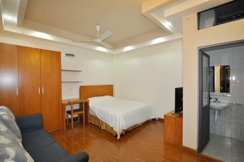 Giường trong phòng chung tại Granda Central Apartment