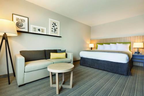 Tempat tidur dalam kamar di Country Inn & Suites by Radisson Ocean City