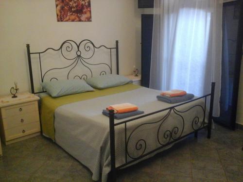 1 dormitorio con 1 cama y vestidor en B&B Casa Dei Mille, en Pizzo