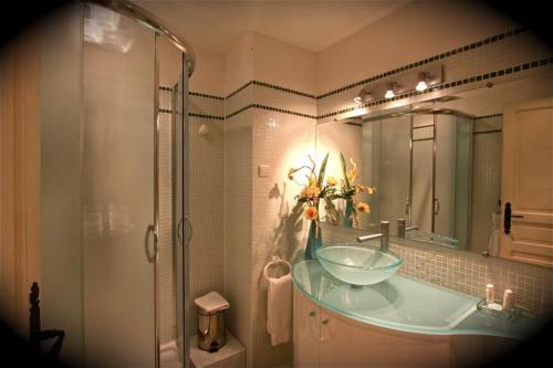 une salle de bain avec un lavabo et une douche dans l'établissement Gites de charme en provence occitane, à Saint-André-dʼOlérargues