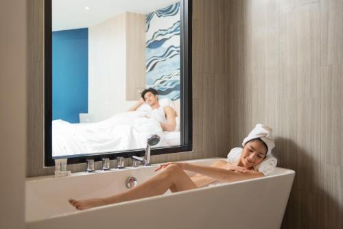 Ett badrum på Brighton Grand Hotel Pattaya - SHA Extra Plus