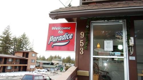 Un certificado, premio, letrero u otro documento en Paradice Motel