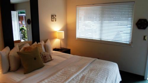 Una cama o camas en una habitación de Paradice Motel