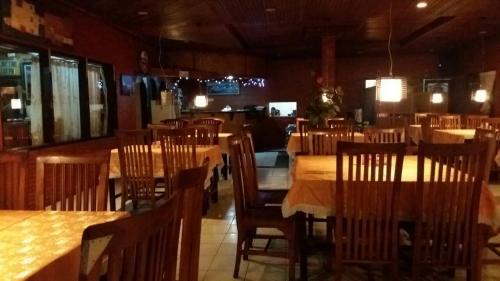 En restaurant eller et andet spisested på Cemara Indah Hotel