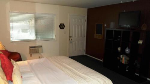 Una cama o camas en una habitación de Paradice Motel