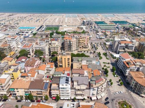 - une vue aérienne sur une ville avec des bâtiments et l'océan dans l'établissement Hotel Ragno D'Oro, à Sottomarina