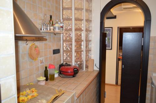 a kitchen with a tile wall with a stove at Cliobb in Campagna