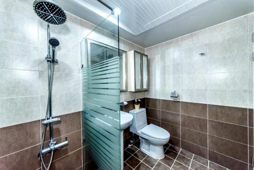 uma casa de banho com um WC e um chuveiro em Dorami Pension em Seogwipo