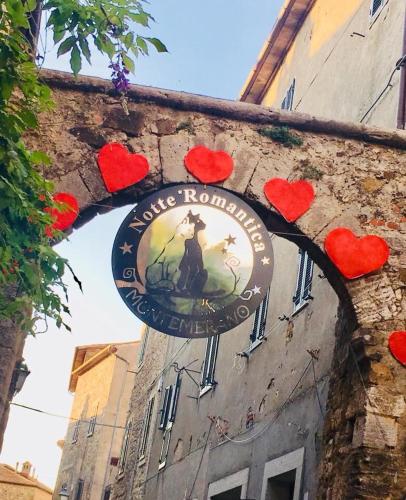 a sign on the side of a building with red hearts at Il Girasole Terzuolo in Manciano