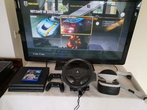 a computer monitor with a video game controller and a game console at Leśny Kurort w Gierczynie in Świeradów-Zdrój