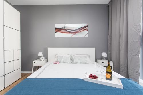A bed or beds in a room at Seaside Beach 100m do Plaży - Hampton Apartments