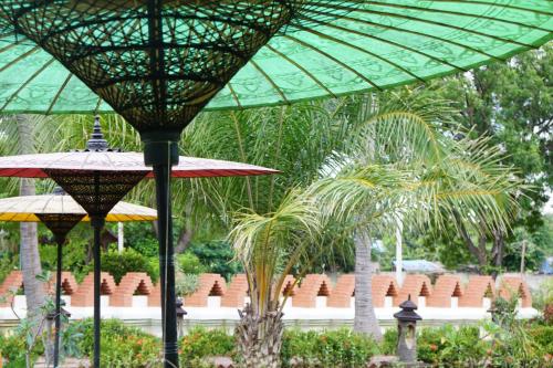 Jardín al aire libre en KMA Bagan Village Hotel