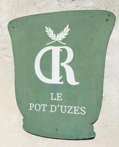een groen bord met een marihuanablad erop bij Nid d'Artiste in Saint-Quentin-la-Poterie