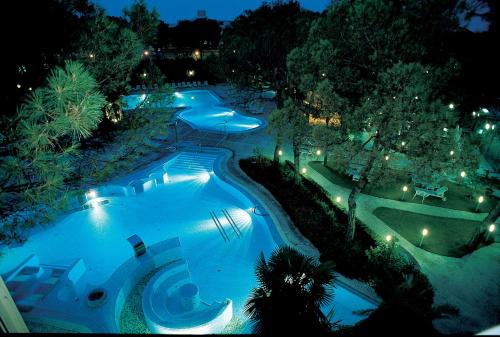 uma vista superior de uma piscina à noite em B&B Dora e Flavio Country Rooms em Montegrotto Terme