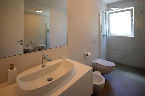 Bilik mandi di New apartment with swimming pool near the beach