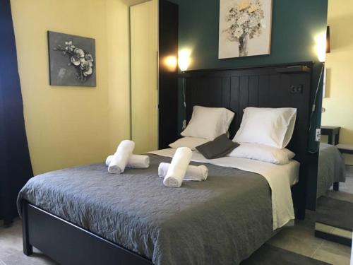 een slaapkamer met een groot bed met witte kussens bij Las Flores studio 4 in Playa de las Americas