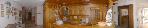 ミンデルハイムにあるHotel Gasthof Sternのキッチン(木製キャビネット付)が備わる客室です。