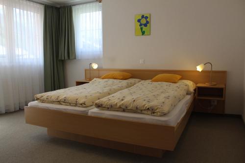 Un pat sau paturi într-o cameră la Haus Mondelli