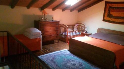 1 dormitorio con 2 camas, vestidor y cuna en Casa Vacanza La Papuzza Mare e Etna, en Mascali