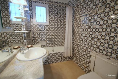 カンブリルスにあるVilla Soniaのバスルーム(洗面台、トイレ、バスタブ付)
