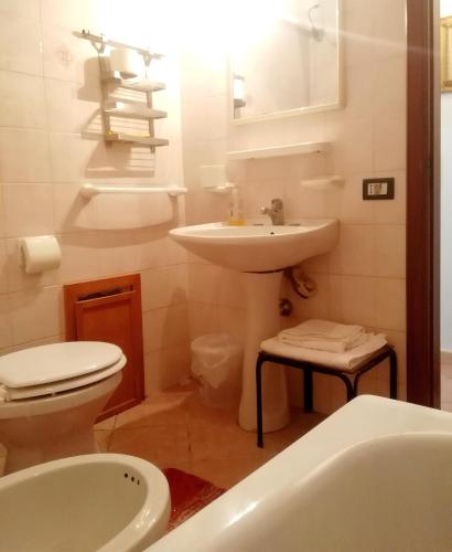 アグローポリにあるCasa Vacanze "A Due Passi Dalla Stazione"の白いバスルーム(洗面台、トイレ付)