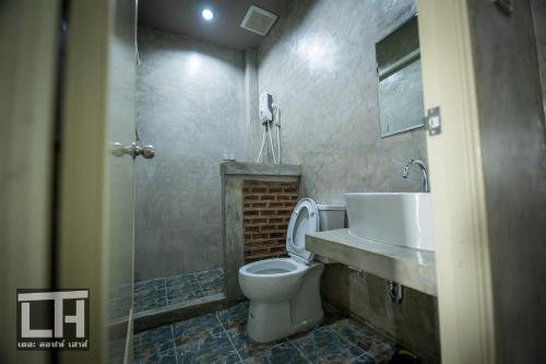Koupelna v ubytování The Loft House Sakaeo