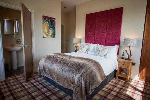 Una cama o camas en una habitación de The Hope and Anchor Pub