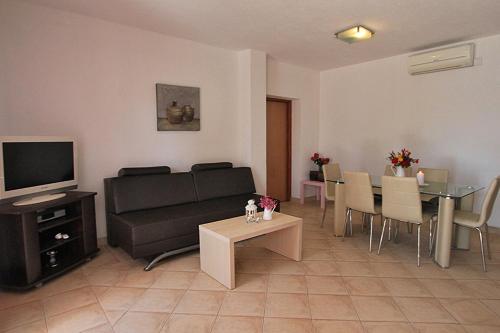 Μια τηλεόραση ή/και κέντρο ψυχαγωγίας στο Beachfront Apartments Baricevic with Pool