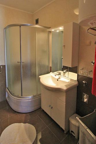 Ένα μπάνιο στο Beachfront Apartments Baricevic with Pool