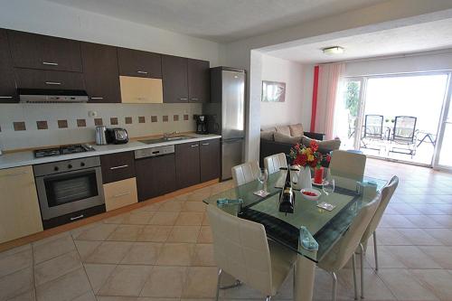 Η κουζίνα ή μικρή κουζίνα στο Beachfront Apartments Baricevic with Pool